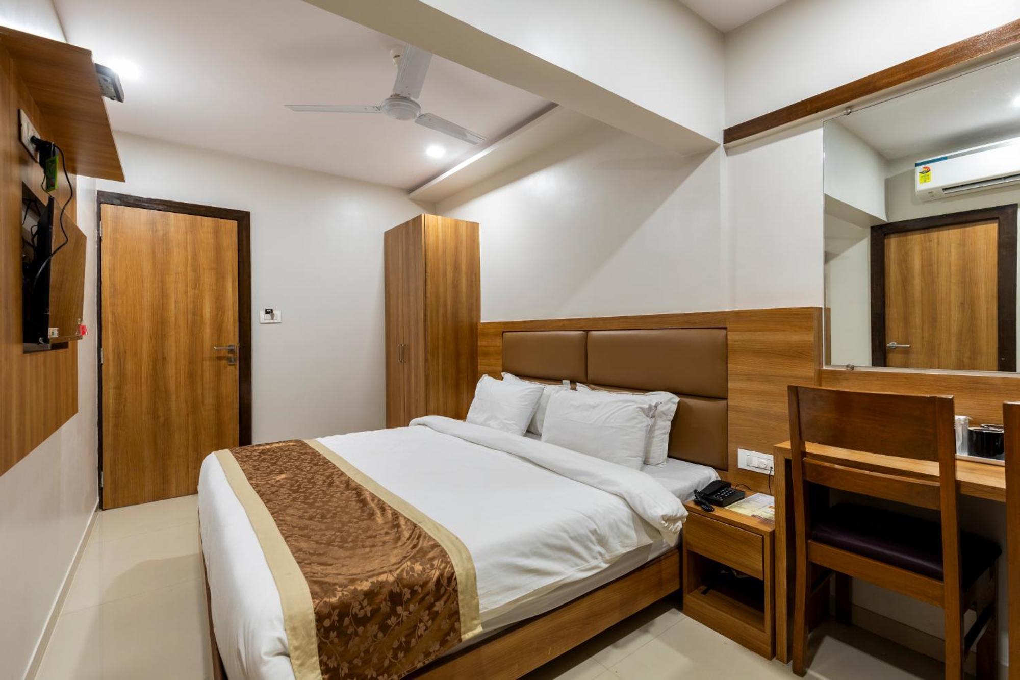 Hotel Embassy Park - Bkc Мумбай Екстериор снимка