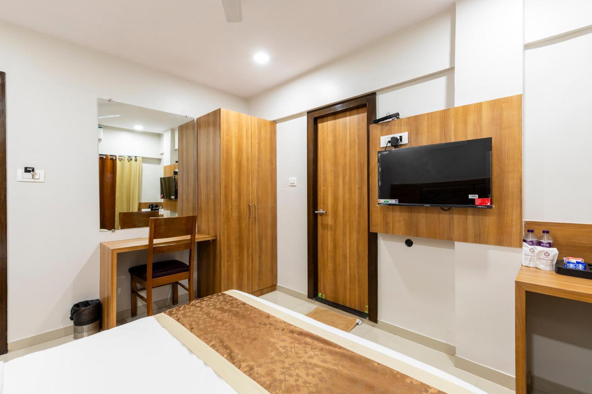 Hotel Embassy Park - Bkc Мумбай Екстериор снимка
