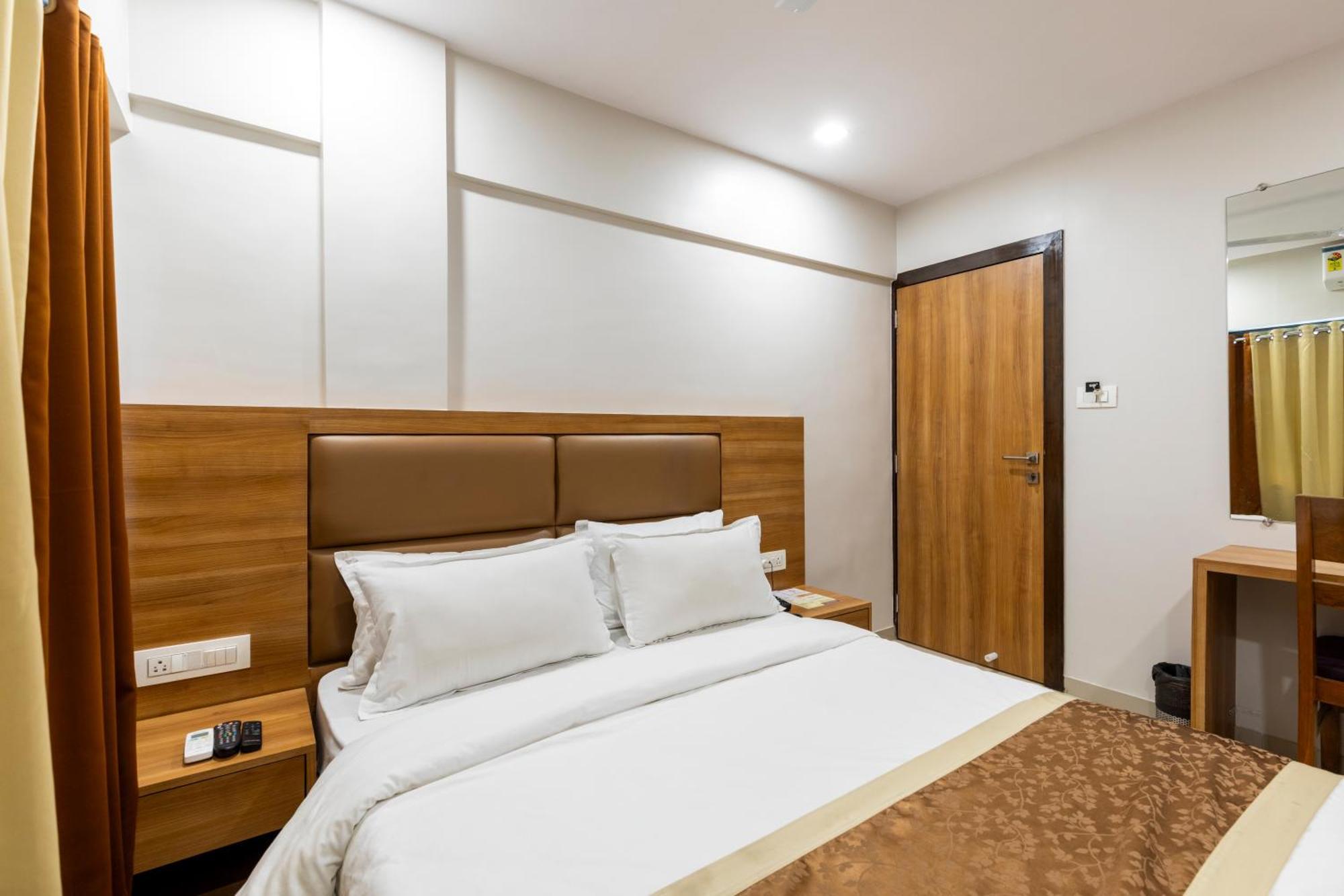 Hotel Embassy Park - Bkc Мумбай Екстериор снимка