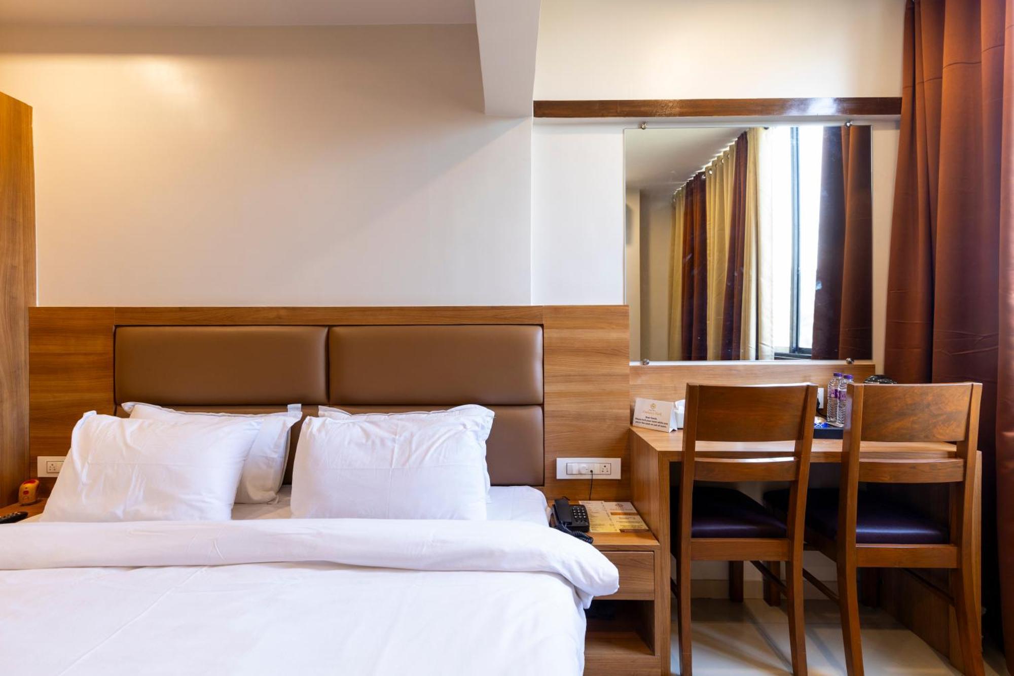 Hotel Embassy Park - Bkc Мумбай Екстериор снимка